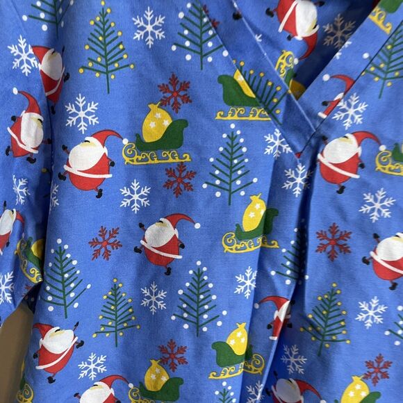 The Scrub Co Women’s Santa Scrub Top Blue With Adorable Santas Size Large - Picture 2 of 4